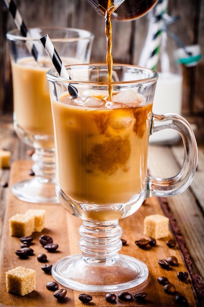 Café helado en tazas sobre mesa de madera