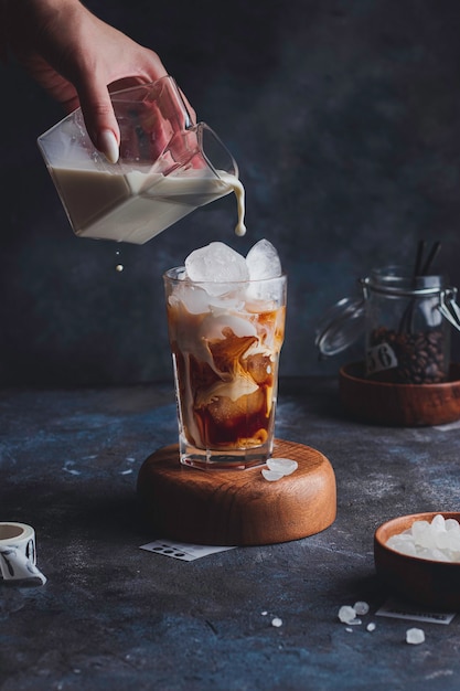 Café helado en un vaso alto con crema vertida