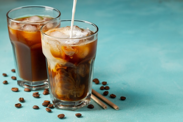 Café helado en un vaso alto con leche