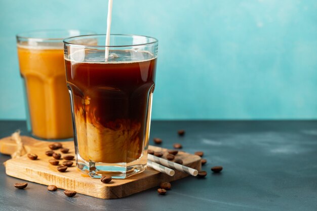 Café helado en un vaso alto con leche