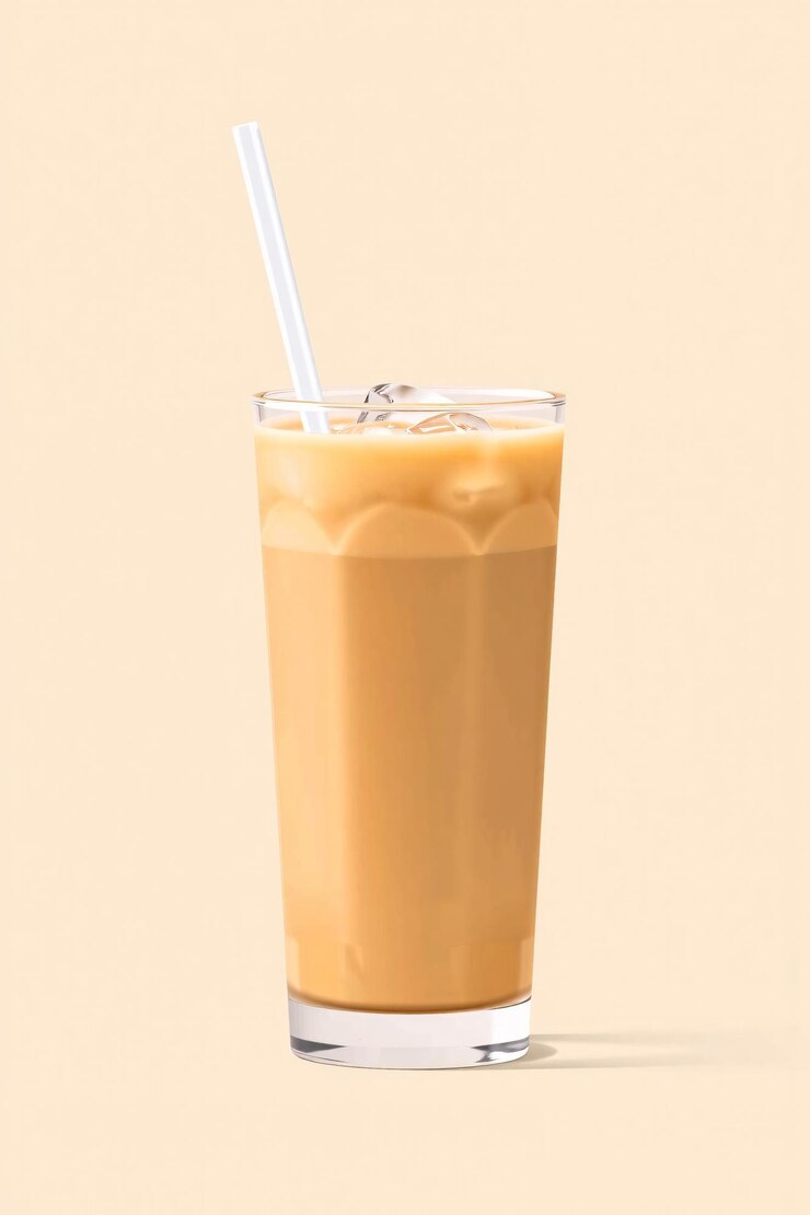 Café helado en un vaso alto sobre un fondo beige suave