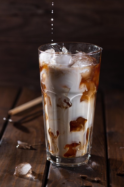 Café helado en un vaso alto