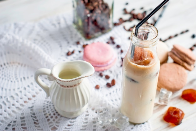 Café helado en vaso con hielo, chocolate.