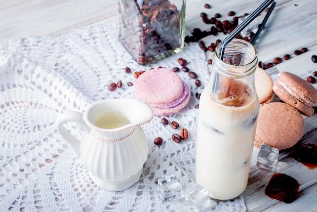 Café helado en vaso con hielo, chocolate.