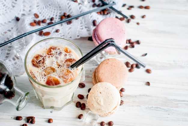 Café helado en vaso con hielo, chocolate.