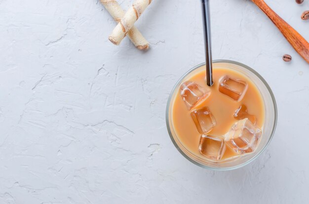 Café helado en vaso con hielo