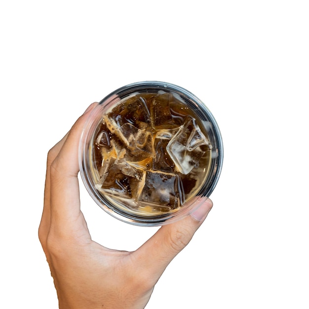 Café helado en vaso en la mesa en la cafetería fondo borroso