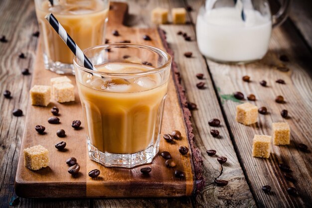 Café helado en vaso en mesa de madera