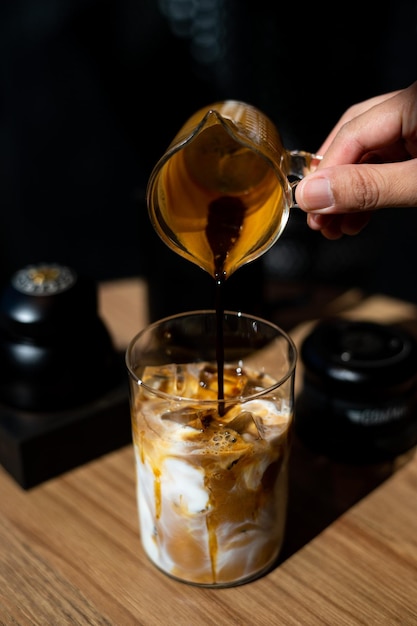 Café helado en vaso sobre la mesa en la cafetería desenfoque de fondo