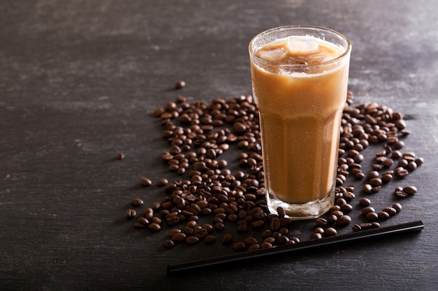 Café helado en un vaso sobre la mesa oscura