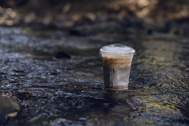 Foto café helado con vista a la naturaleza junto al arroyo