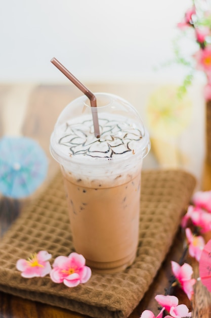 Café con hielo con crema batida y relleno en la mesa