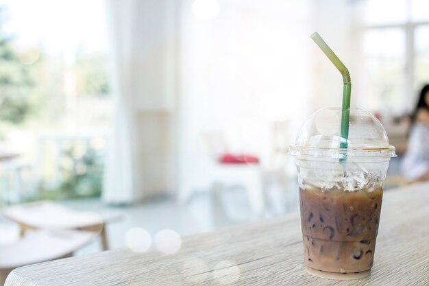 Café con hielo en la mesa de café