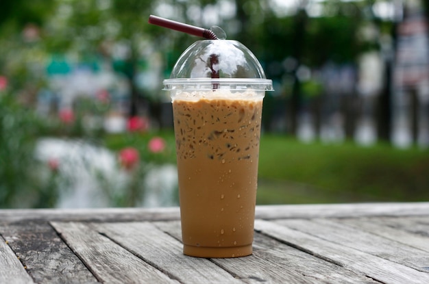 Café con hielo en una mesa de madera