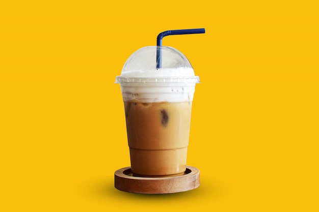 Café con hielo sobre fondo amarillo