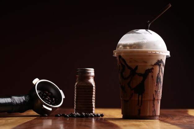 Foto café con hielo en el suelo de madera mocha