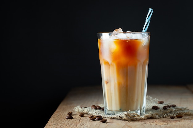 Café con hielo en un vaso alto con crema.