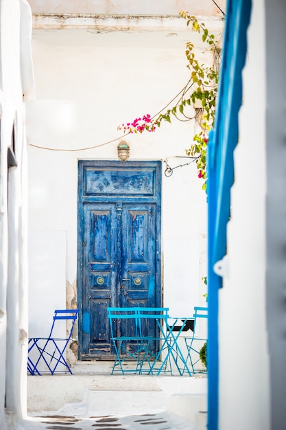 Café im Freien auf einer Straße des typischen griechischen traditionellen Dorfs in Griechenland.