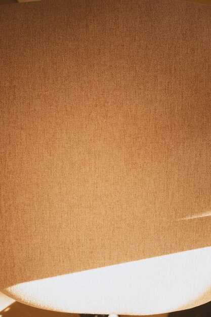 Café-Innenraum beige Innenraum runde Lampen Sonnenlicht