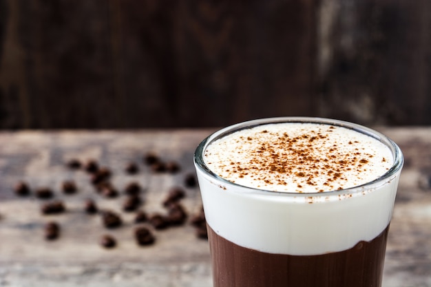 Café irlandés en vidrio en mesa de madera