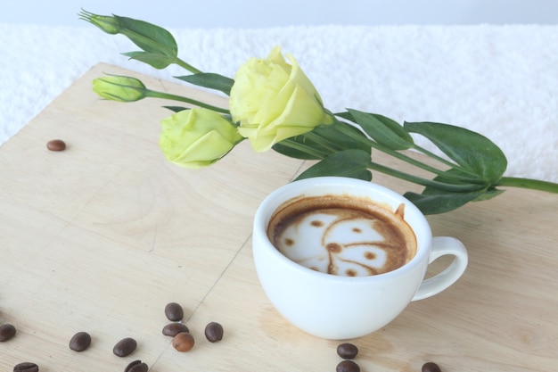 Foto café latte art com flores