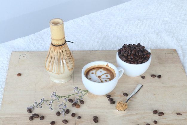 Foto café latte art com grãos e açúcares