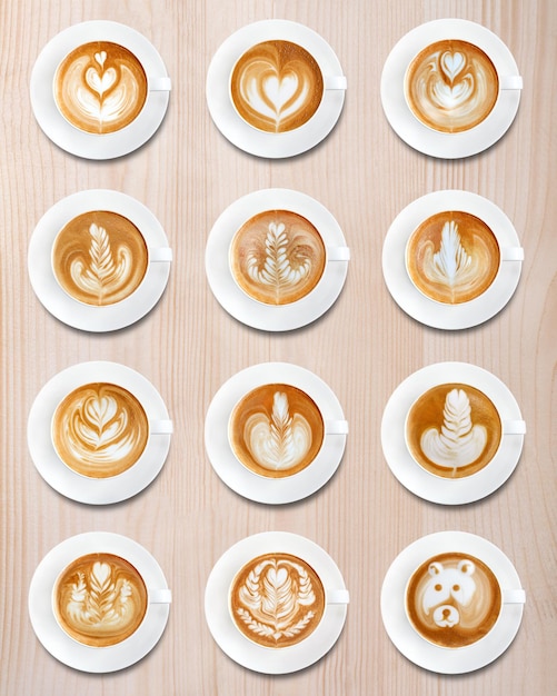 Café latte art em fundo de madeira marrom