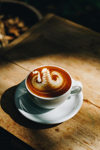 Café latte art em xícara branca