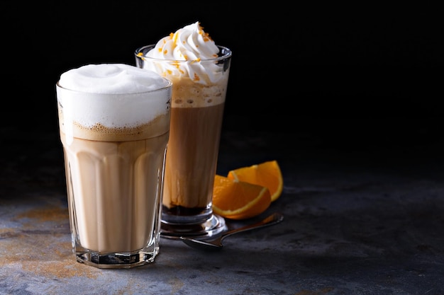 Foto café latte y café vienés con crema batida