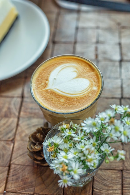 El café latte caliente con pastel.