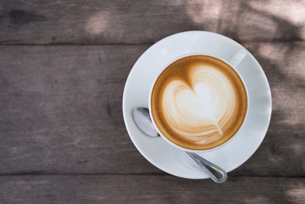 café latte con forma de corazón