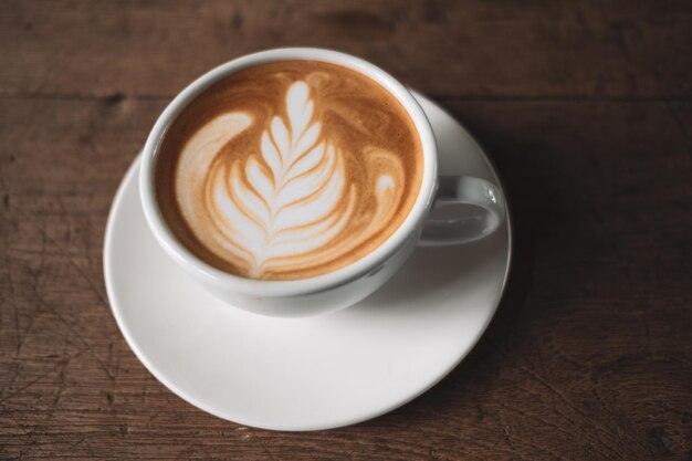 Foto café con latte en una mesa de madera en una cafetería