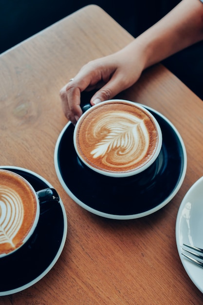 café latte na mesa