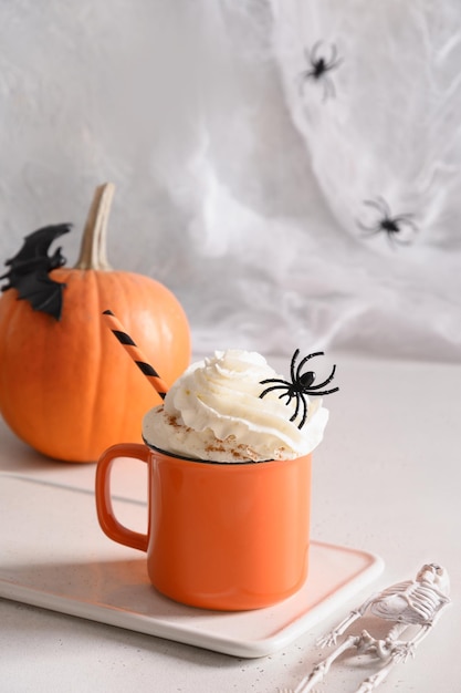 Café con leche de calabaza de Halloween con arañas decoradas con crema batida