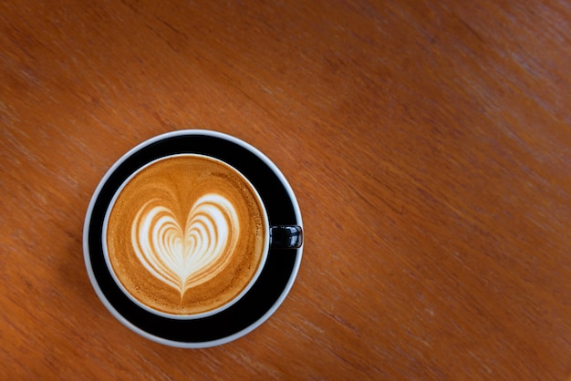 Café con leche caliente en la cafetería