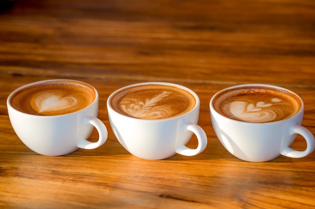 Café con leche caliente en la luz de la tarde