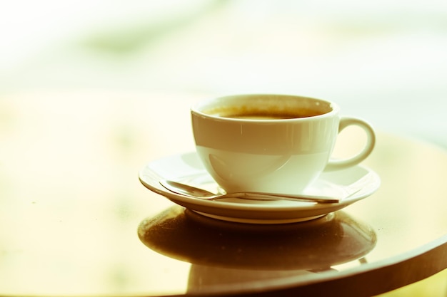 café con leche caliente en la mesa en el café filtro vintage