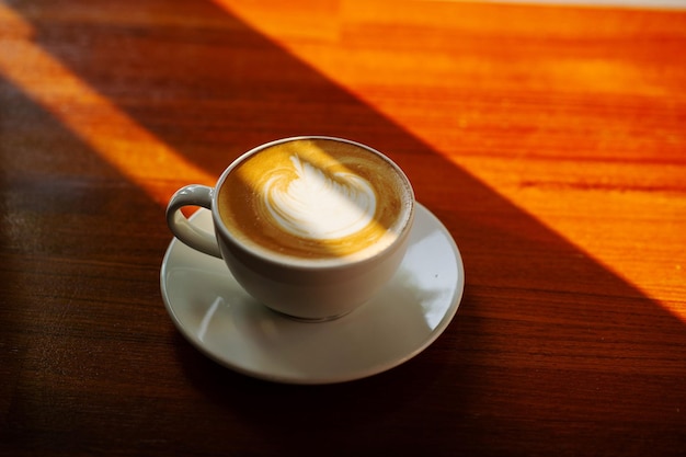 Café con leche caliente en la mesa de madera tiempo de relajación