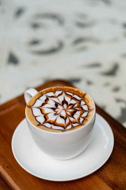 Café con leche caliente en la mesa de madera, tiempo de relajación