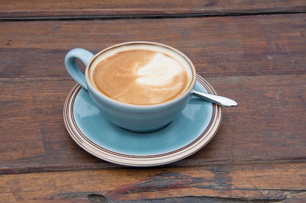 café con leche caliente en la mesa de madera.