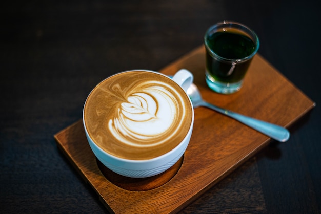 Café con leche caliente en una taza blanca