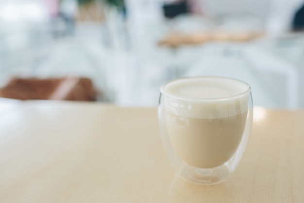 Café con leche capuchino en vidrio moderno con doble fondo