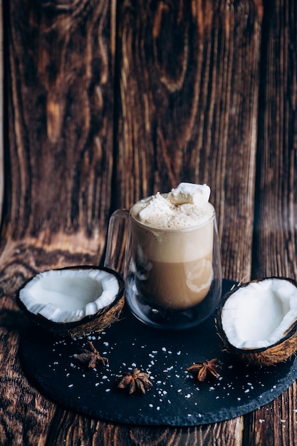 Un café con leche de coco con leche de coco y hojuelas de coco