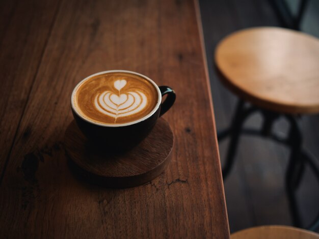 Café con leche en el escritorio de madera en café