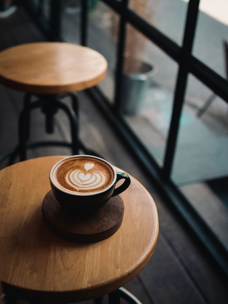 Foto café con leche en el escritorio de madera en café