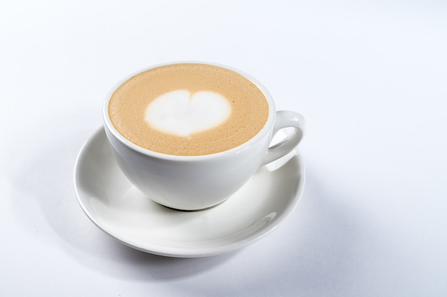 Café con leche con forma de corazón, arte con leche