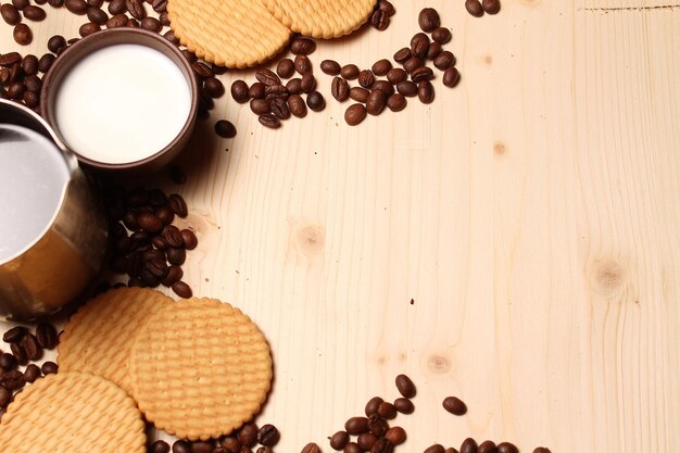 Foto café, leche y galletas en la mesa.