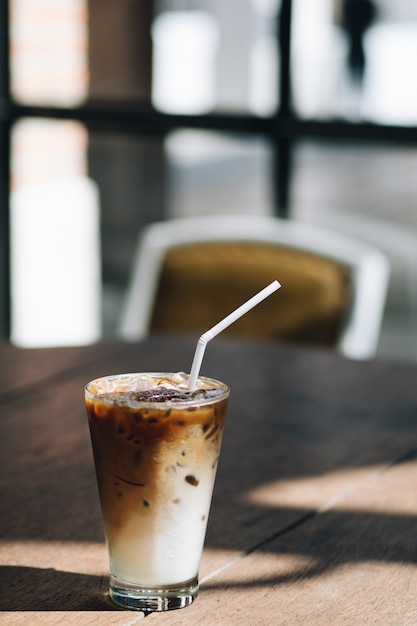 café con leche helado con luz solar