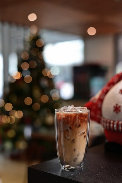 Café con leche helado en la mesa con decoración navideña