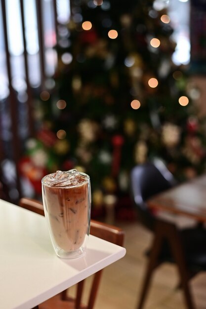 Café con leche helado en la mesa con decoración navideña